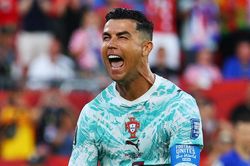 Cristiano Ronaldo kết hôn với bạn gái lâu năm