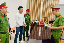 Mâu thuẫn tranh giành khách, tài xế và phụ xe đánh người giữa đường