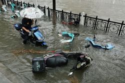 Tin nóng thế giới hôm nay 12/8: Bão Dolphin gây mưa lớn tại Trung Quốc