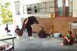 Làm rõ trách nhiệm người quay video nhưng không can ngăn vụ 5 trẻ bị hành hung