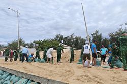 Hàng trăm người 'cứu' tuyến đường vừa sử dụng 1 tháng đã bị sóng biển đánh hỏng