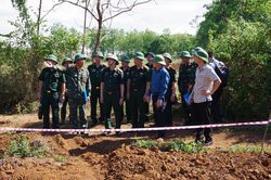 Khảo sát nơi nghi còn nhiều hài cốt liệt sĩ ở Quảng Trị