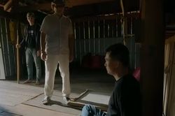 Dân làng bị kích động, Tuấn bị nhóm kẻ xấu giam giữ