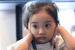 Lisa - con gái út nhà Khánh Thi thể hiện tài năng giống bố mẹ