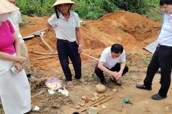 Đào đất làm hàng rào, người dân phát hiện mộ gạch cổ có kiếm, chân đèn đất nung và tiền cổ