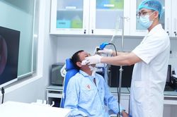 Cứu bệnh nhân người Lào bị đau đầu, sưng nửa mặt suốt một tháng