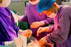 Cứu sống bệnh nhân đa chấn thương nặng sau tai nạn nổ lốp xe