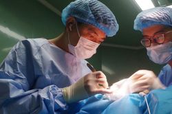Bác sĩ Việt cứu một hành khách Mỹ qua cơn nguy kịch giữa tầng không
