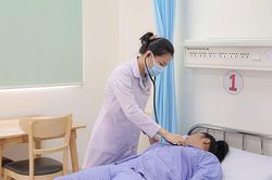 Bác sĩ cảnh báo những người trẻ có triệu chứng đau tức ngực lan lên cổ, vai, cánh tay hãy đến viện