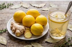 4 nhóm người nên uống nước chanh gừng