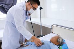 Phát hiện cụ bà thiếu máu nặng qua khám sức khỏe toàn dân