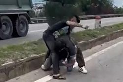 Tạm giữ hình sự tài xế đánh người nhập viện vì tranh giành khách