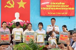 Vùng 4 Hải quân nhận đỡ đầu 3 người con của ngư dân