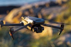 Vụ UAV khiến sân bay Tân Sơn Nhất gián đoạn: Có phải flycam nào cũng cần cấp phép?