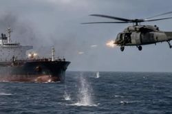 Trực thăng MH-60 Mỹ khai hỏa gần Hormuz, vô hiệu hóa tàu hàng hướng đến Iran
