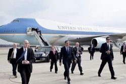 Không lực Một thành mồi nhử, ông Trump 'biến mất' trong… xe chở suất ăn