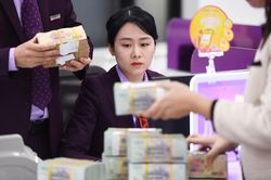 Khoản vay tiền tỷ đến kỳ thả nổi lãi suất, làm gì để không bị 'ngộp'