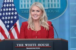 Nữ phát ngôn viên thân cận của ông Trump bất ngờ rời Nhà Trắng