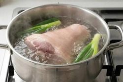 Nước luộc thịt có nên dùng để nấu canh không?