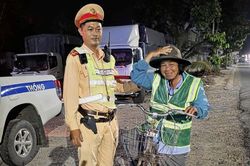 Trao hơn 200 áo phản quang cho người dân mưu sinh về đêm