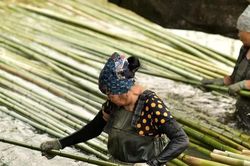 'Giữ lửa' làng nghề trước áp lực thị trường