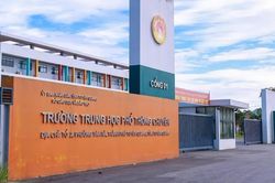 Chiều nay, các thí sinh điểm thi Trường chuyên Tuyên Quang tập trung tại phòng thi, làm thủ tục thi lại