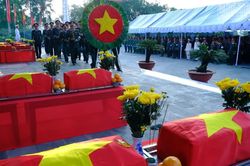 Hình ảnh xúc động Chiến dịch '500 ngày đêm đẩy mạnh thực hiện tìm kiếm, quy tập và xác định danh tính hài cốt liệt sĩ'