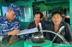 Vùng Cảnh sát biển 2 xử phạt gần 400 triệu đồng đối với chủ tàu cá vi phạm quy định chống khai thác IUU