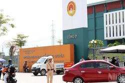 Thí sinh thi lại tại điểm thi Trường trung học phổ thông Chuyên Tuyên Quang làm thủ tục dự thi