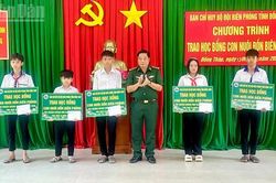 Đồng Tháp: Trao học bổng 'Con nuôi Đồn Biên phòng'
