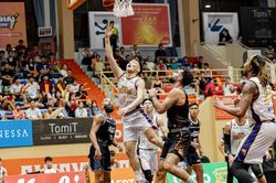 Nha Trang Dolphins thắng nghẹt thở, tiến gần vòng playoffs
