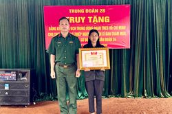 Truy tặng bằng khen của Trung ương Đoàn đối với Thượng sĩ Kpă Thiêp