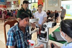 Cà Mau: 300 người dân được khám mắt, phát thuốc miễn phí