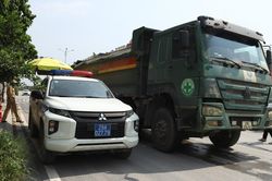 Hà Nội: Tăng cường kiểm tra, xử lý các trường hợp xe tải để vật liệu rơi vãi, cơi nới thành thùng, quá tải