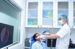 Đau đầu, sưng nửa mặt kéo dài, người bệnh phát hiện ổ áp xe lan rộng