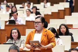 Quốc hội thảo luận sửa đổi các luật về tần số, viễn thông, giao dịch điện tử
