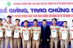 Sinh viên Vĩnh Long hoàn thành khóa đào tạo kỹ thuật ô tô điện VinFast