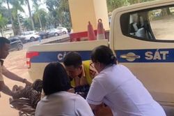 Người phụ nữ có dấu hiệu đột quỵ bên lề đường được CSGT đưa đi cấp cứu