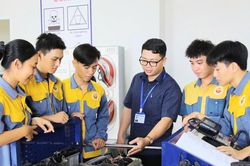 Đề xuất 10 m&ocirc;n học THPT trong chương tr&igrave;nh trung học nghề
