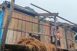 Mưa kèm gió lốc, làm tốc mái nhiều nhà dân ở Cao Bằng