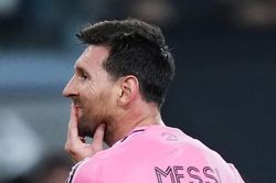 Messi trở lại sân cỏ sau nỗi đau mất bố