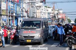 Tài xế bỡ ngỡ, ô tô phải quay đầu trong ngày đầu lưu thông một chiều trên trục chính vào trung tâm