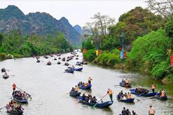 Nhiều người chèo đò chở khách ở Chùa Hương bị lừa 4,4 tỷ đồng xin cấp phép hoạt động