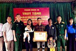 Truy tặng bằng khen của Trung ương Đoàn cho chiến sĩ quên mình cứu hai người