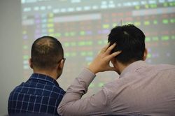 Lực bán 'dội' mạnh cuối phiên, VN-Index lại rời xa 1.800 điểm