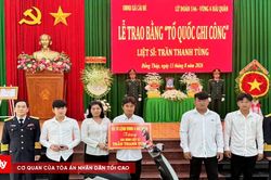 Trao bằng 'Tổ quốc ghi công' cho thân nhân 3 liệt sĩ hy sinh tại Trường Sa