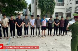 Khởi tố 12 thanh thiếu niên mang hung khí gây rối trật tự công cộng