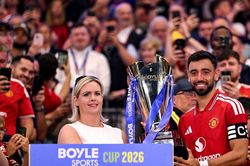 Bruno Fernandes đá hỏng penalty, MU vẫn ẵm cúp