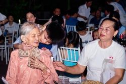 Cụ bà 94 tuổi ở Ninh Bình cùng 81 con cháu đi du lịch, xúc động phút sum vầy