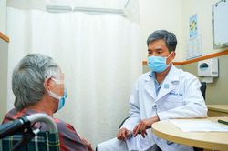 Tê chân mơ hồ, người phụ nữ bất ngờ mất khả năng đi lại